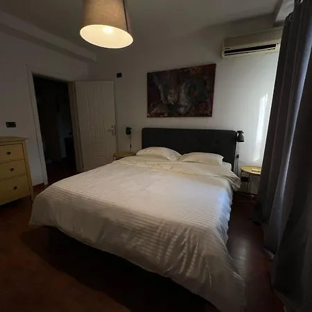Hoja * Tirana